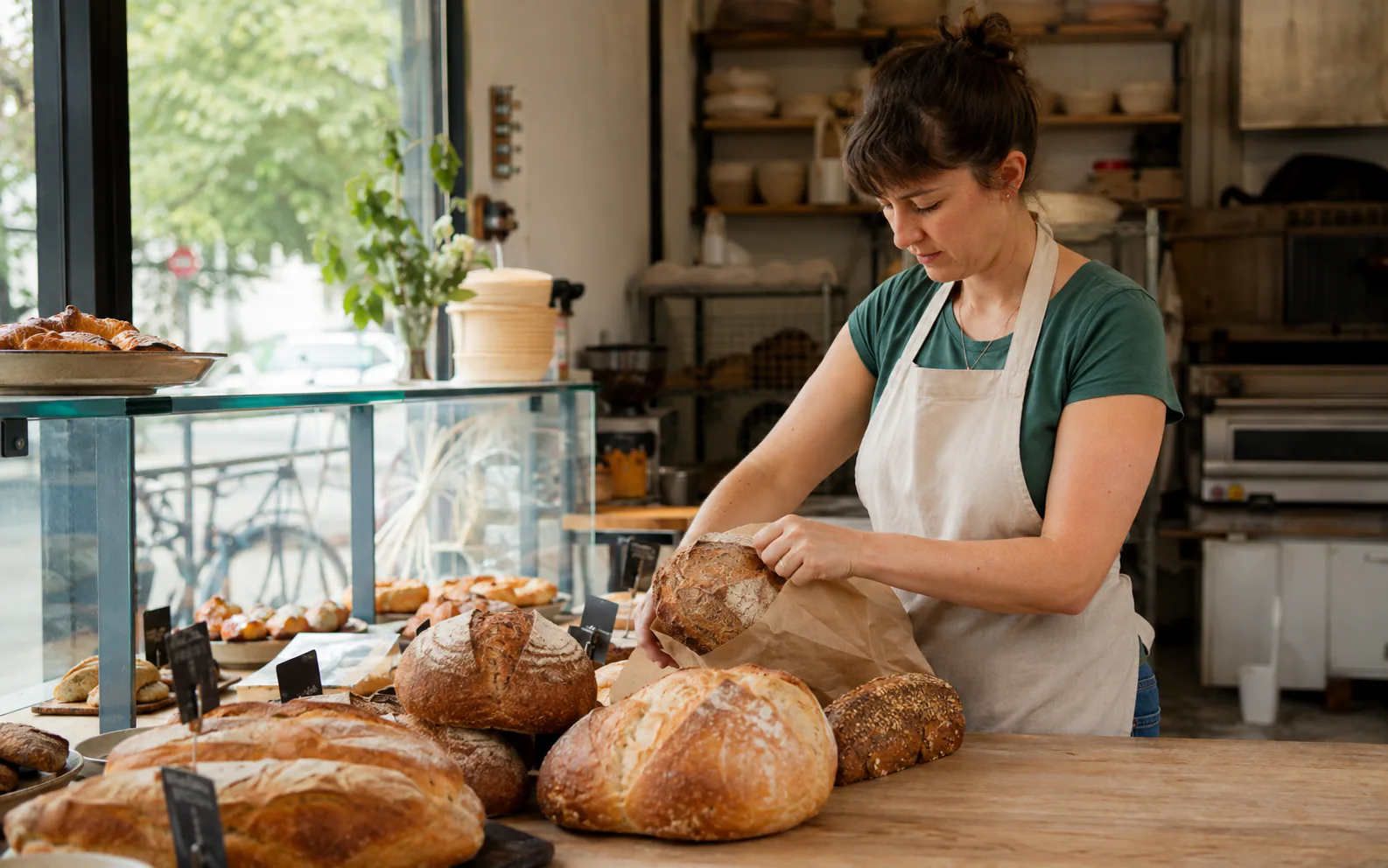 Propietaria trabajando en una panadería de barrio